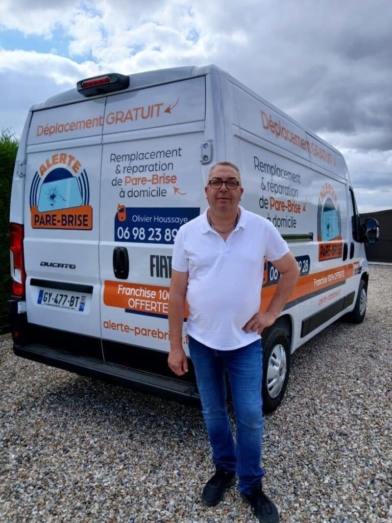 Olivier Houssaye devant la camionnette Alerte Pare-Brise